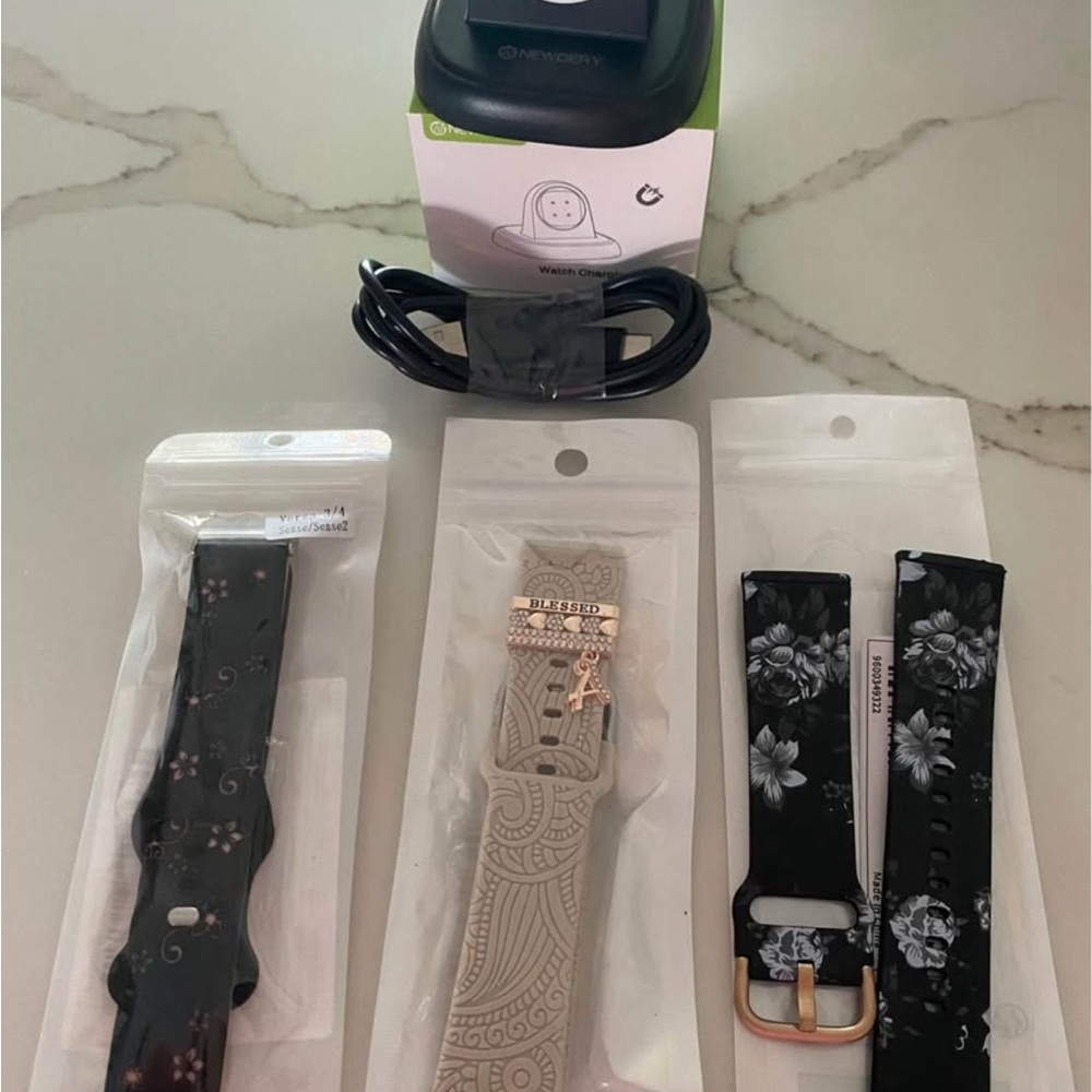 Fitbit Versa 4 New bands and charging station